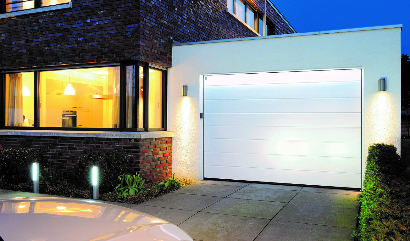 Witte sectionaalpoort aan de woning