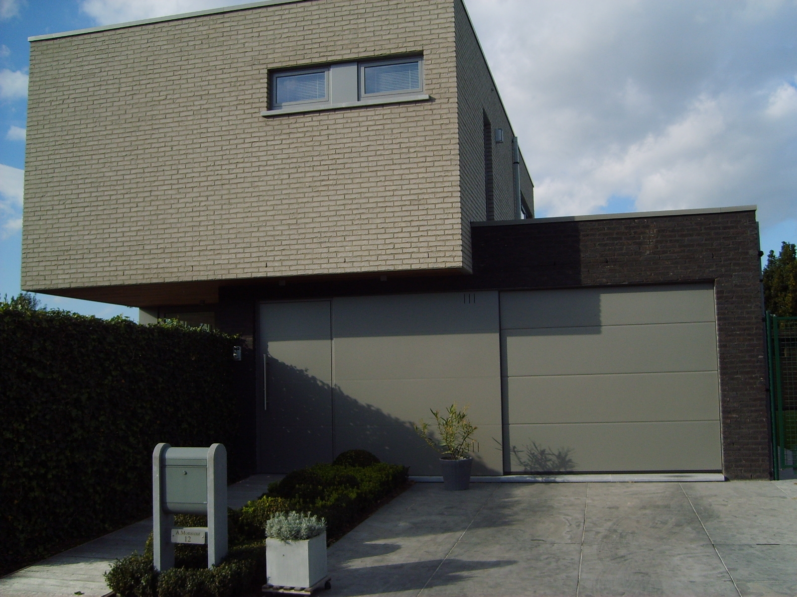 Woning met een sectionaalpoort